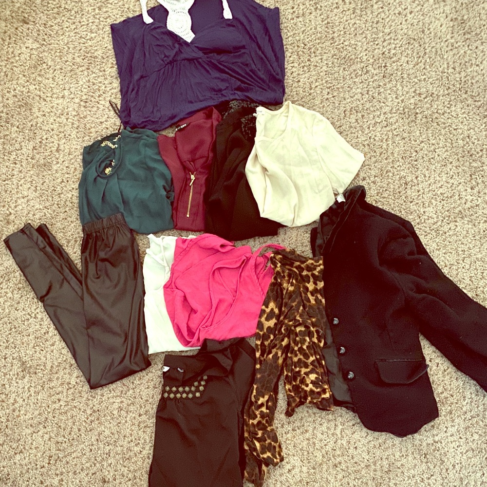 Selling a bundle of size small women’s clothes🥳